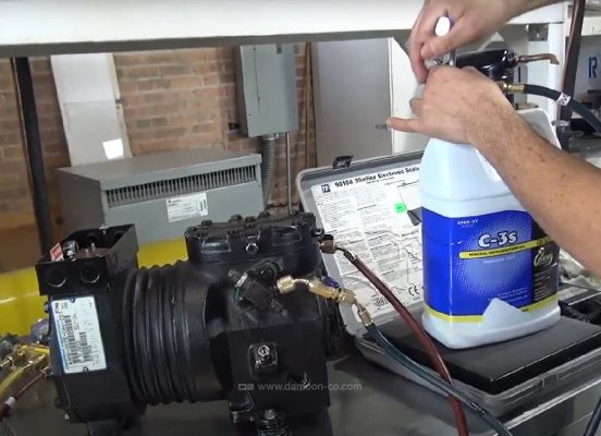 تزریق کردن و وارد کردن روغن به کمپرسور