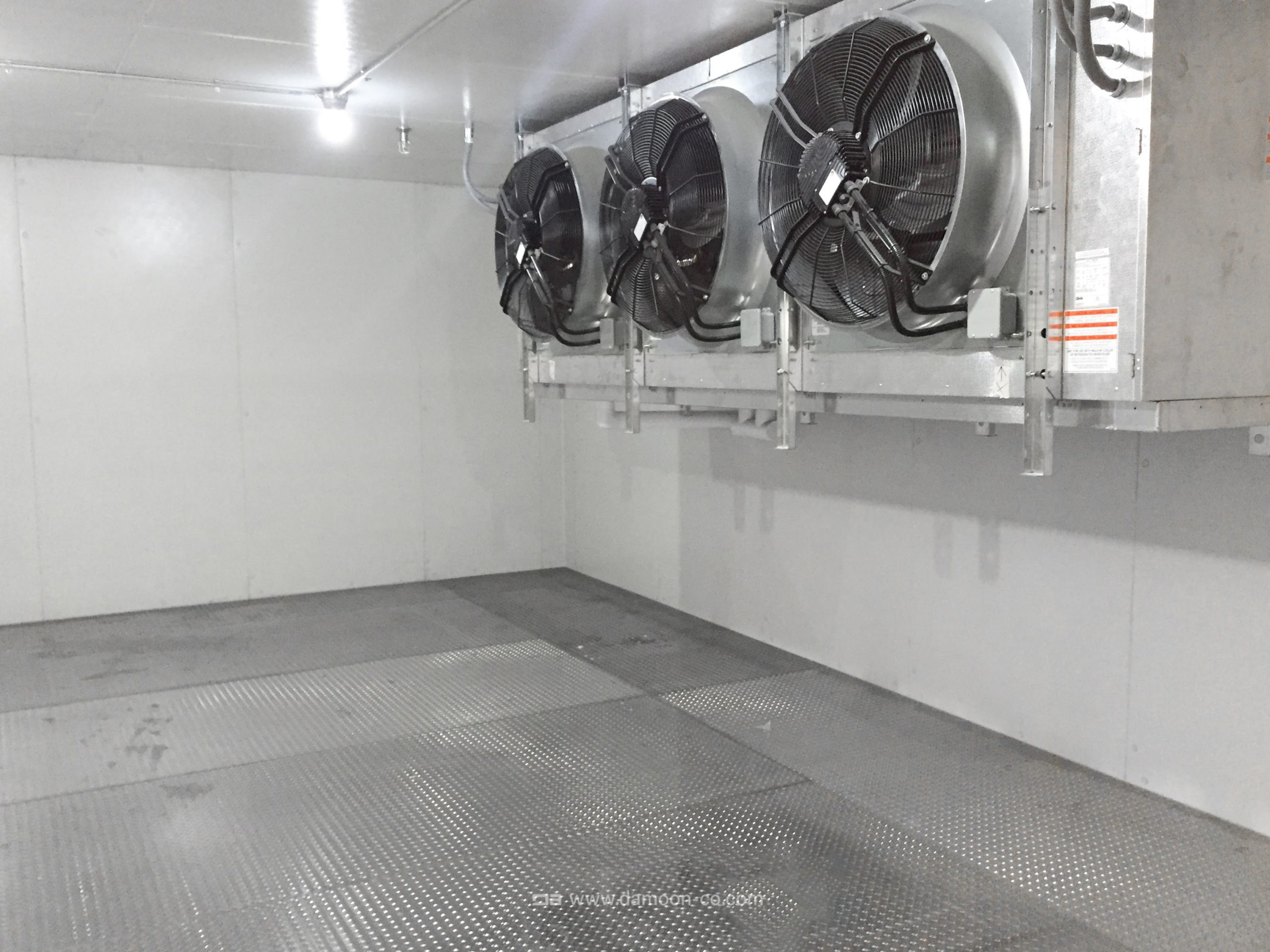 اواپراتور و کندانسور در تونل انجماد